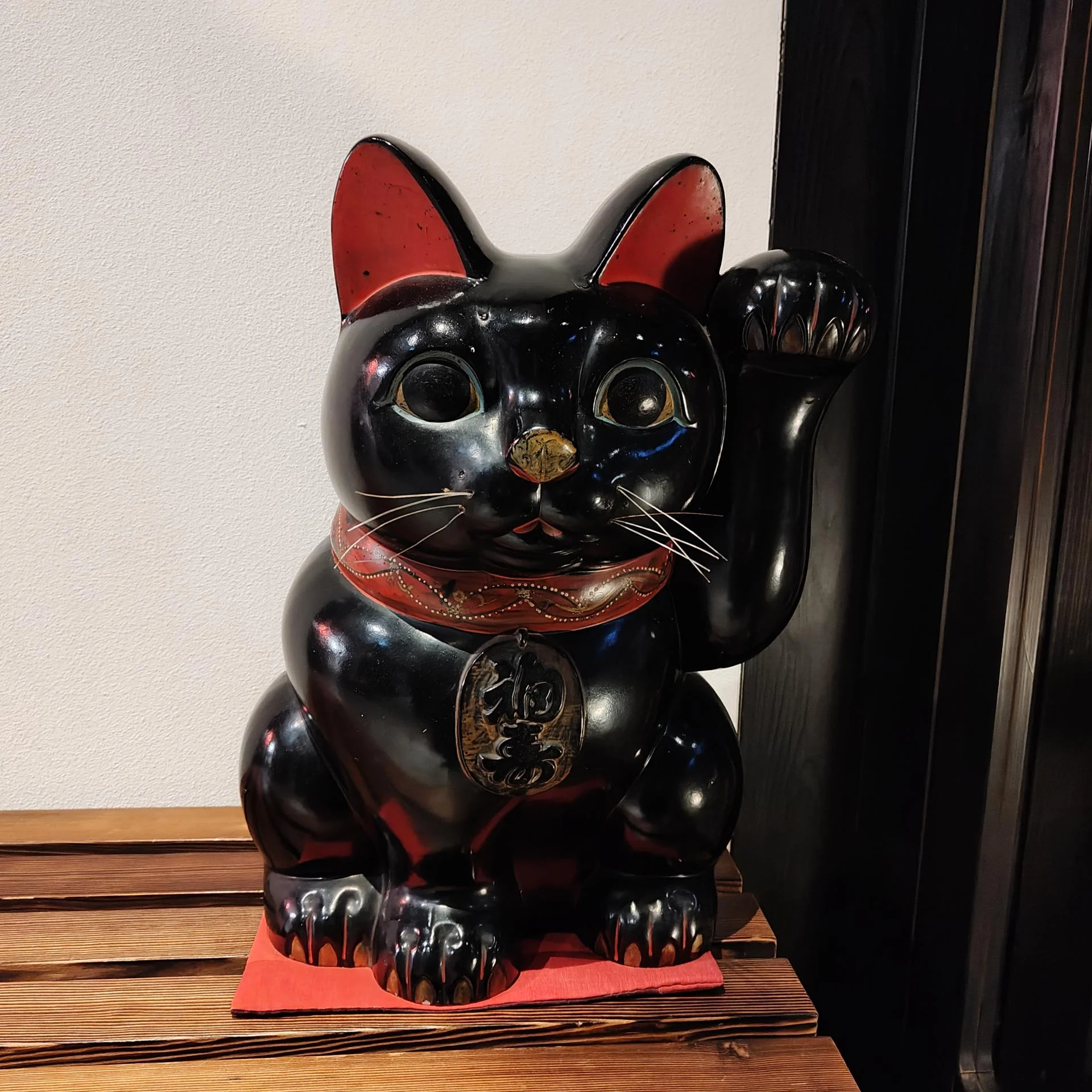 le maneki neko a plusieurs symboliques selon sa couleur et les pattes levées