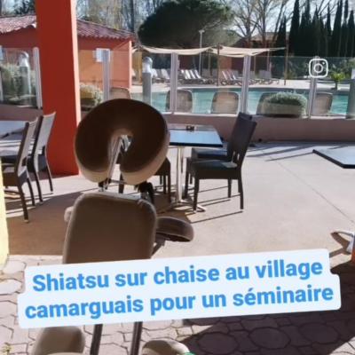Shiatsu assis lors d'un séminaire